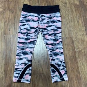 Euc lululemon run inspire crop size 6 wamo camo